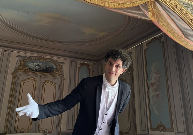 La visite Contée du Château de Fayolle : une visite théâtralisée menée par un comédien comme un voyage dans le temps