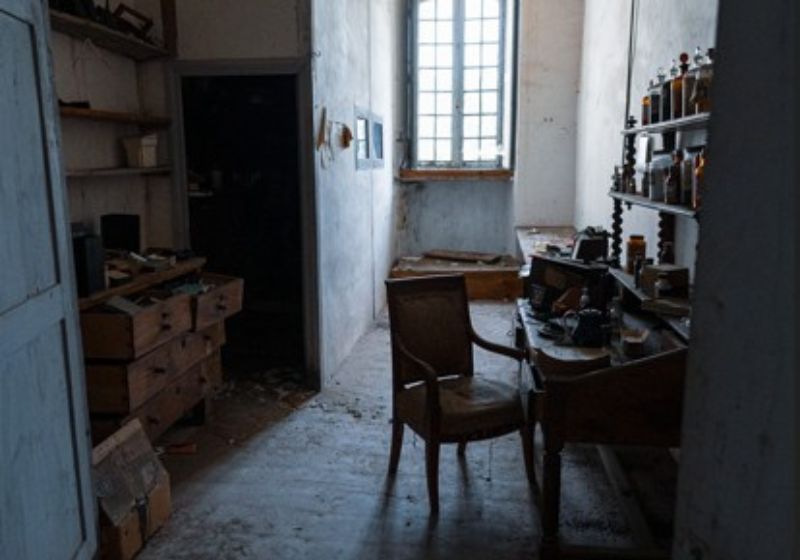 La visite façon Urbex du Château de Fayolle : une visite urbex encadrée avec le propriétaire à travers les salles laissées en l'état du Château